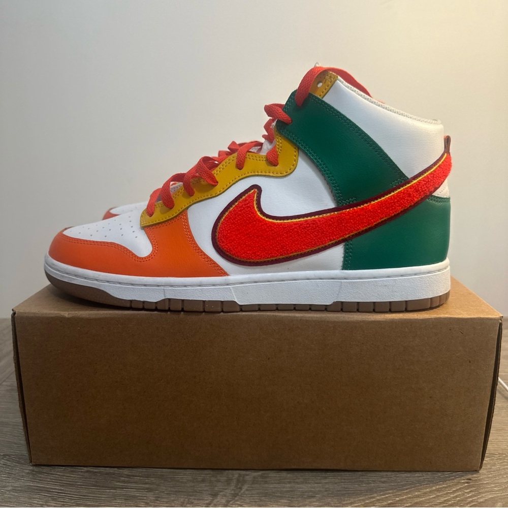 2022
Dunk High 'Chenille Swoosh